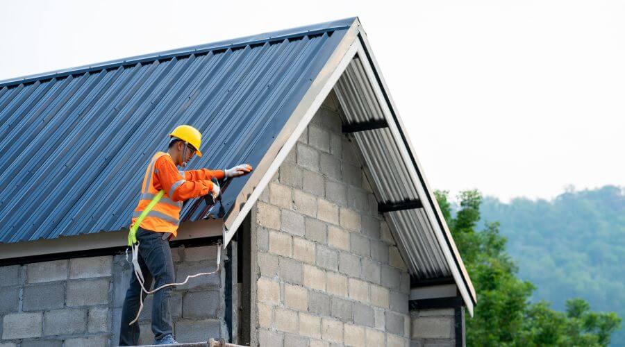 Expert Emergency Roof Repairs services in Wolflake, IN